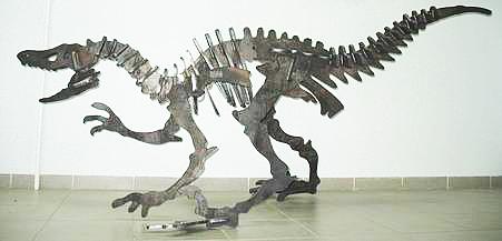 Металлическая модель динозавра